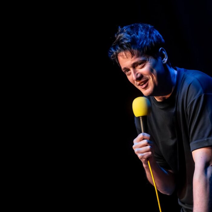 🎭 Más allá del discurso: técnicas de un comediante de stand-up para mejorar tu escucha